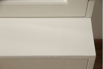 食器棚を使いやすくリメイク!高さをリサイズし、天板を取り付け。上段のデザイン扉、建具に合わせたステンドグラス、下段の板戸は新たに制作。取っ手を取り付けて、アンティークホワイトにペイント仕上げ。
