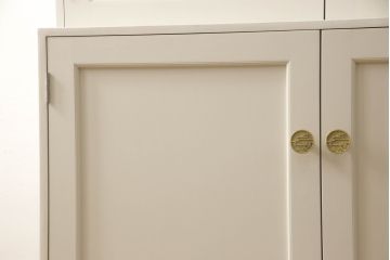 食器棚を使いやすくリメイク!高さをリサイズし、天板を取り付け。上段のデザイン扉、建具に合わせたステンドグラス、下段の板戸は新たに制作。取っ手を取り付けて、アンティークホワイトにペイント仕上げ。