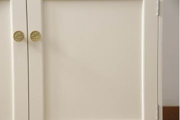食器棚を使いやすくリメイク!高さをリサイズし、天板を取り付け。上段のデザイン扉、建具に合わせたステンドグラス、下段の板戸は新たに制作。取っ手を取り付けて、アンティークホワイトにペイント仕上げ。