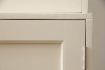 食器棚を使いやすくリメイク!高さをリサイズし、天板を取り付け。上段のデザイン扉、建具に合わせたステンドグラス、下段の板戸は新たに制作。取っ手を取り付けて、アンティークホワイトにペイント仕上げ。