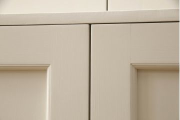 食器棚を使いやすくリメイク!高さをリサイズし、天板を取り付け。上段のデザイン扉、建具に合わせたステンドグラス、下段の板戸は新たに制作。取っ手を取り付けて、アンティークホワイトにペイント仕上げ。