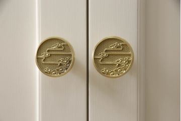 食器棚を使いやすくリメイク!高さをリサイズし、天板を取り付け。上段のデザイン扉、建具に合わせたステンドグラス、下段の板戸は新たに制作。取っ手を取り付けて、アンティークホワイトにペイント仕上げ。