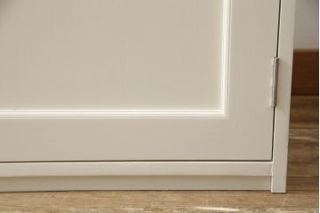 食器棚を使いやすくリメイク!高さをリサイズし、天板を取り付け。上段のデザイン扉、建具に合わせたステンドグラス、下段の板戸は新たに制作。取っ手を取り付けて、アンティークホワイトにペイント仕上げ。