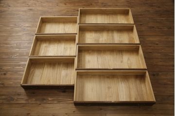 桐箪笥を着リメイク!高品質リペアを施し、ヒノキ無垢材の天板取り付け。オーク系の着色とワックス仕上げ。