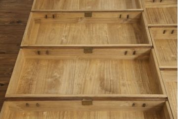 桐箪笥を着リメイク!高品質リペアを施し、ヒノキ無垢材の天板取り付け。オーク系の着色とワックス仕上げ。