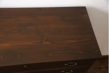 桐箪笥を着リメイク!高品質リペアを施し、ヒノキ無垢材の天板取り付け。オーク系の着色とワックス仕上げ。