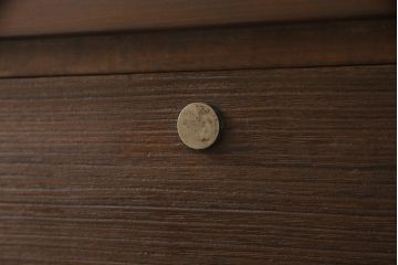 桐箪笥を着リメイク!高品質リペアを施し、ヒノキ無垢材の天板取り付け。オーク系の着色とワックス仕上げ。