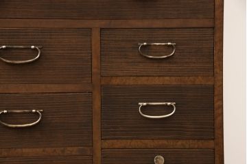 桐箪笥を着リメイク!高品質リペアを施し、ヒノキ無垢材の天板取り付け。オーク系の着色とワックス仕上げ。