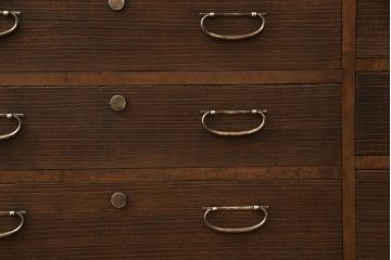 桐箪笥を着リメイク!高品質リペアを施し、ヒノキ無垢材の天板取り付け。オーク系の着色とワックス仕上げ。