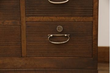 桐箪笥を着リメイク!高品質リペアを施し、ヒノキ無垢材の天板取り付け。オーク系の着色とワックス仕上げ。