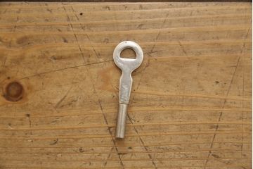 桐箪笥を着リメイク!高品質リペアを施し、ヒノキ無垢材の天板取り付け。オーク系の着色とワックス仕上げ。