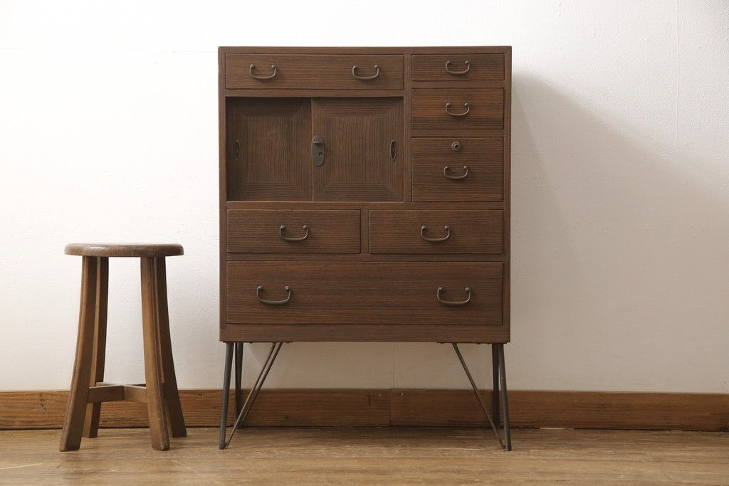 桐箪笥に鉄脚を付け収納棚にリメイク!高品質リペアを施し、クリーニング、着色仕上げ。前面のみ浮造り加工。