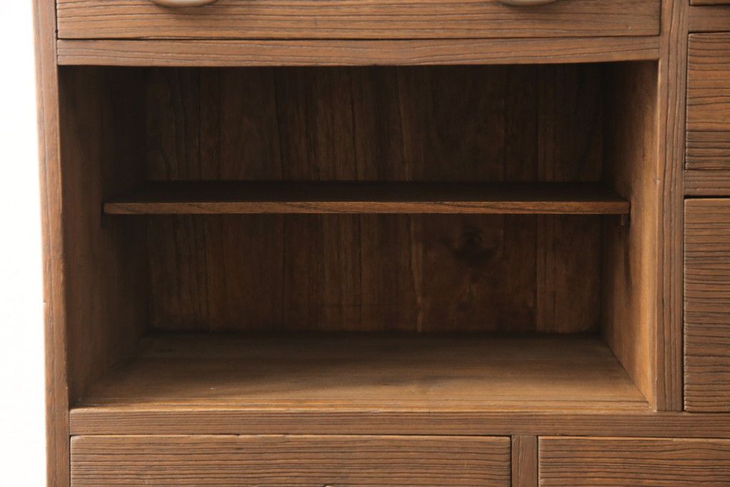 桐箪笥に鉄脚を付け収納棚にリメイク!高品質リペアを施し、クリーニング、着色仕上げ。前面のみ浮造り加工。