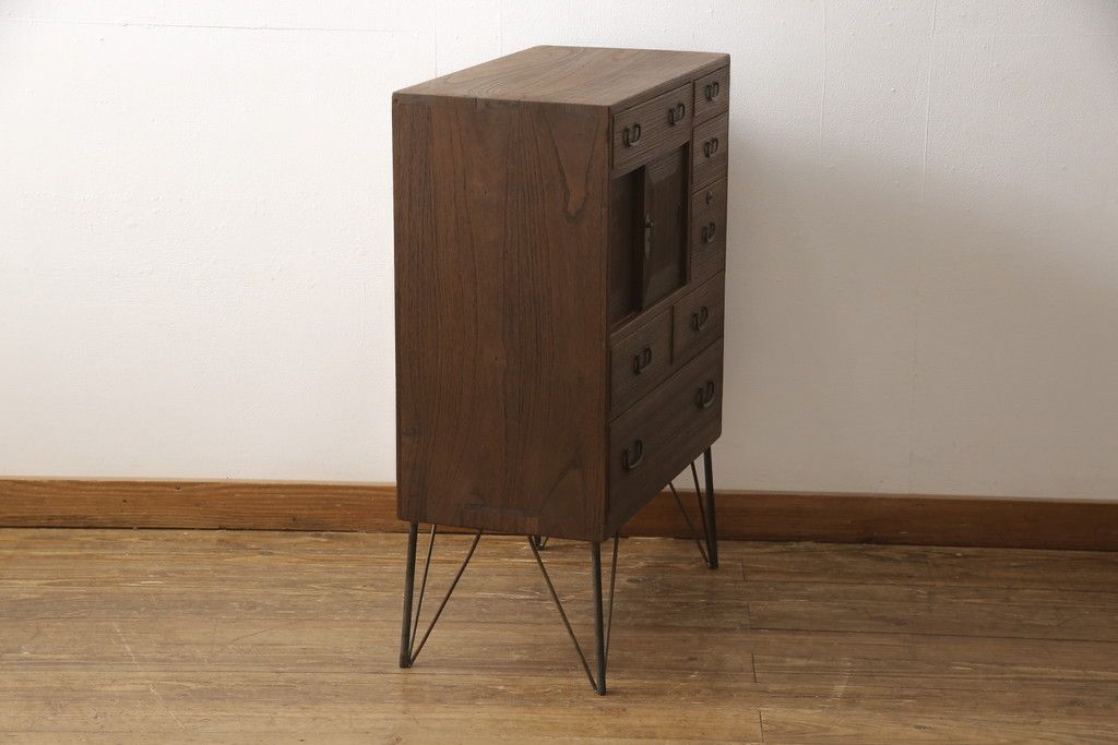 桐箪笥に鉄脚を付け収納棚にリメイク!高品質リペアを施し、クリーニング、着色仕上げ。前面のみ浮造り加工。