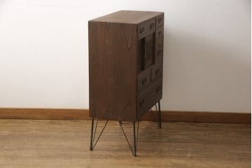 桐箪笥に鉄脚を付け収納棚にリメイク!高品質リペアを施し、クリーニング、着色仕上げ。前面のみ浮造り加工。