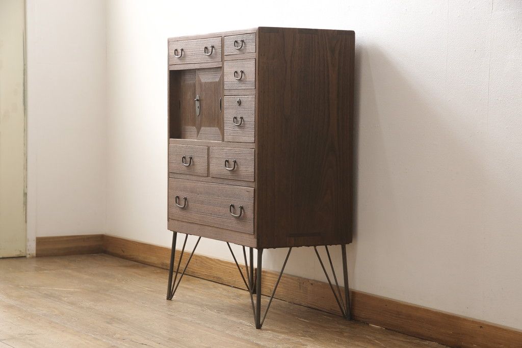 桐箪笥に鉄脚を付け収納棚にリメイク!高品質リペアを施し、クリーニング、着色仕上げ。前面のみ浮造り加工。