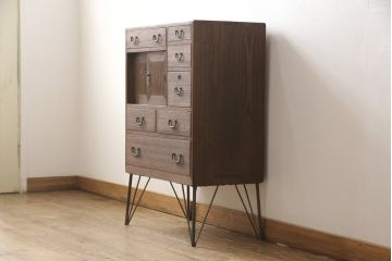 桐箪笥に鉄脚を付け収納棚にリメイク!高品質リペアを施し、クリーニング、着色仕上げ。前面のみ浮造り加工。