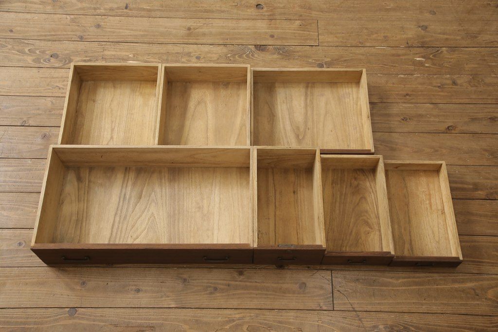 桐箪笥に鉄脚を付け収納棚にリメイク!高品質リペアを施し、クリーニング、着色仕上げ。前面のみ浮造り加工。