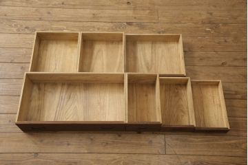 桐箪笥に鉄脚を付け収納棚にリメイク!高品質リペアを施し、クリーニング、着色仕上げ。前面のみ浮造り加工。