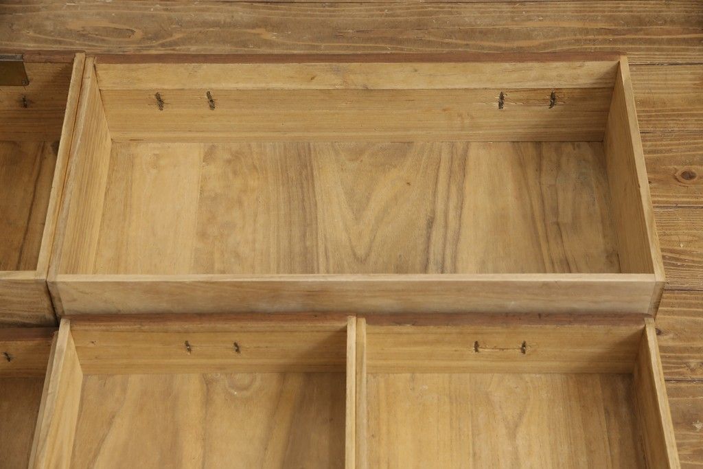 桐箪笥に鉄脚を付け収納棚にリメイク!高品質リペアを施し、クリーニング、着色仕上げ。前面のみ浮造り加工。