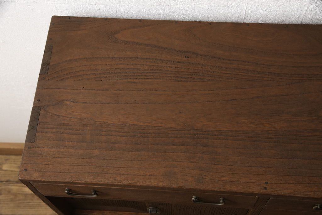 桐箪笥に鉄脚を付け収納棚にリメイク!高品質リペアを施し、クリーニング、着色仕上げ。前面のみ浮造り加工。
