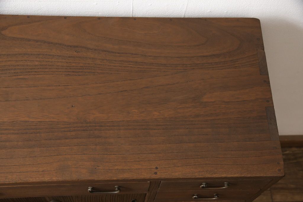 桐箪笥に鉄脚を付け収納棚にリメイク!高品質リペアを施し、クリーニング、着色仕上げ。前面のみ浮造り加工。