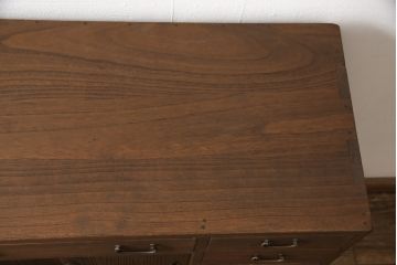 桐箪笥に鉄脚を付け収納棚にリメイク!高品質リペアを施し、クリーニング、着色仕上げ。前面のみ浮造り加工。