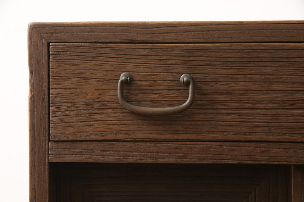 桐箪笥に鉄脚を付け収納棚にリメイク!高品質リペアを施し、クリーニング、着色仕上げ。前面のみ浮造り加工。