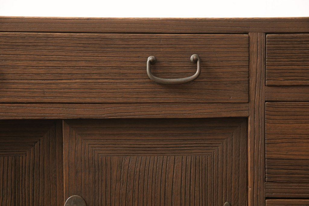 桐箪笥に鉄脚を付け収納棚にリメイク!高品質リペアを施し、クリーニング、着色仕上げ。前面のみ浮造り加工。