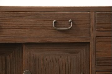 桐箪笥に鉄脚を付け収納棚にリメイク!高品質リペアを施し、クリーニング、着色仕上げ。前面のみ浮造り加工。