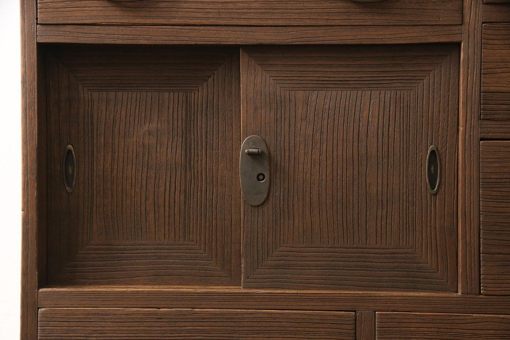 桐箪笥に鉄脚を付け収納棚にリメイク!高品質リペアを施し、クリーニング、着色仕上げ。前面のみ浮造り加工。