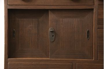 桐箪笥に鉄脚を付け収納棚にリメイク!高品質リペアを施し、クリーニング、着色仕上げ。前面のみ浮造り加工。