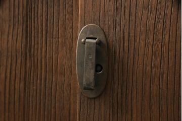 桐箪笥に鉄脚を付け収納棚にリメイク!高品質リペアを施し、クリーニング、着色仕上げ。前面のみ浮造り加工。