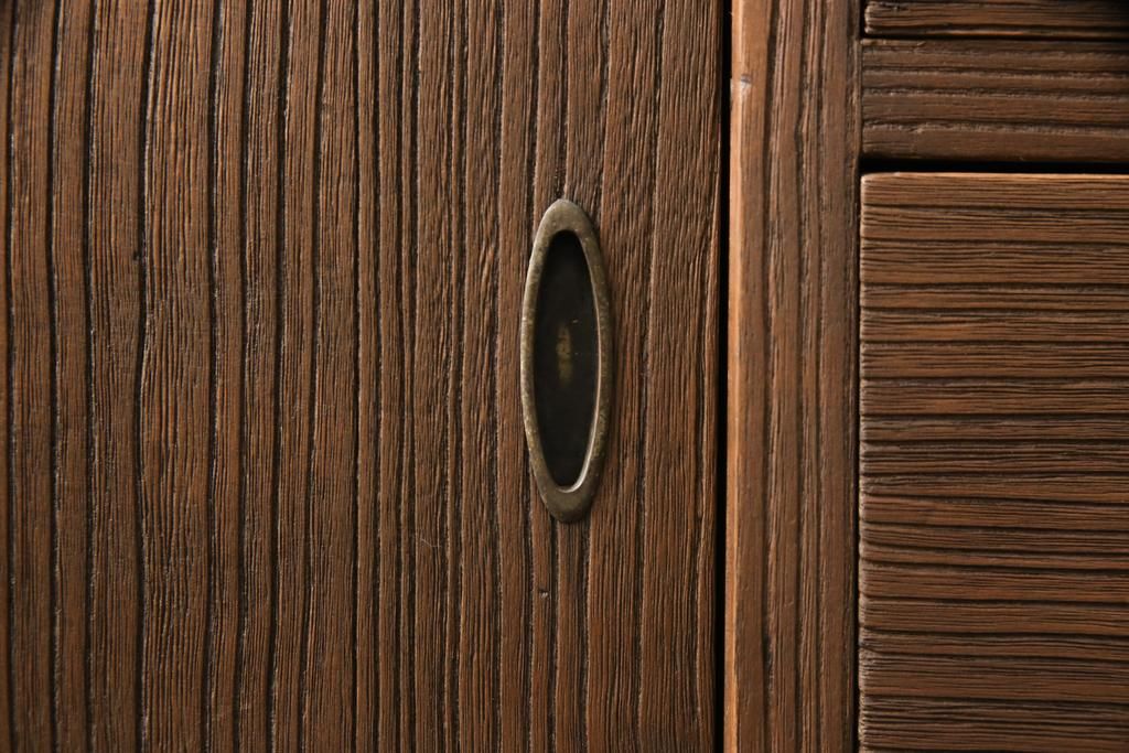 桐箪笥に鉄脚を付け収納棚にリメイク!高品質リペアを施し、クリーニング、着色仕上げ。前面のみ浮造り加工。