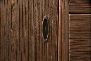 桐箪笥に鉄脚を付け収納棚にリメイク!高品質リペアを施し、クリーニング、着色仕上げ。前面のみ浮造り加工。