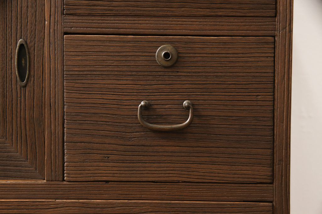 桐箪笥に鉄脚を付け収納棚にリメイク!高品質リペアを施し、クリーニング、着色仕上げ。前面のみ浮造り加工。