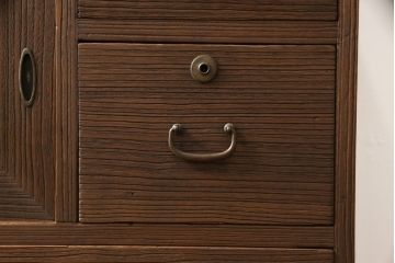 桐箪笥に鉄脚を付け収納棚にリメイク!高品質リペアを施し、クリーニング、着色仕上げ。前面のみ浮造り加工。