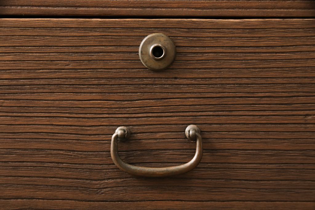 桐箪笥に鉄脚を付け収納棚にリメイク!高品質リペアを施し、クリーニング、着色仕上げ。前面のみ浮造り加工。