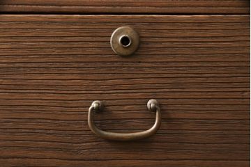 桐箪笥に鉄脚を付け収納棚にリメイク!高品質リペアを施し、クリーニング、着色仕上げ。前面のみ浮造り加工。