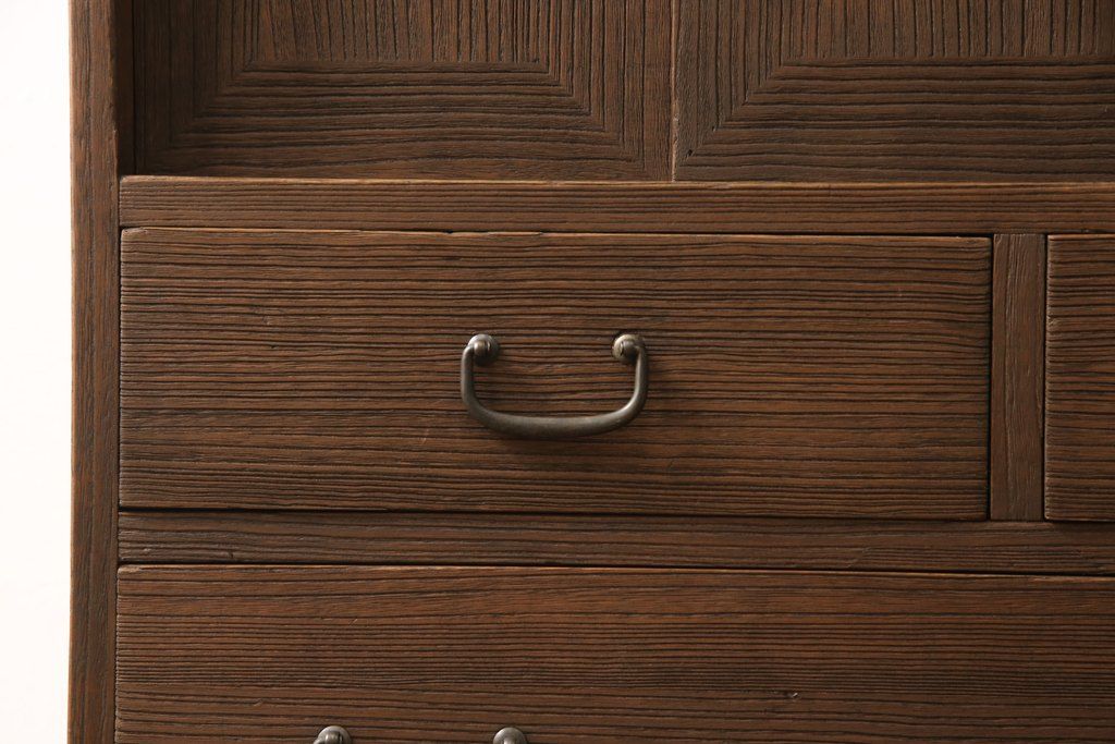 桐箪笥に鉄脚を付け収納棚にリメイク!高品質リペアを施し、クリーニング、着色仕上げ。前面のみ浮造り加工。