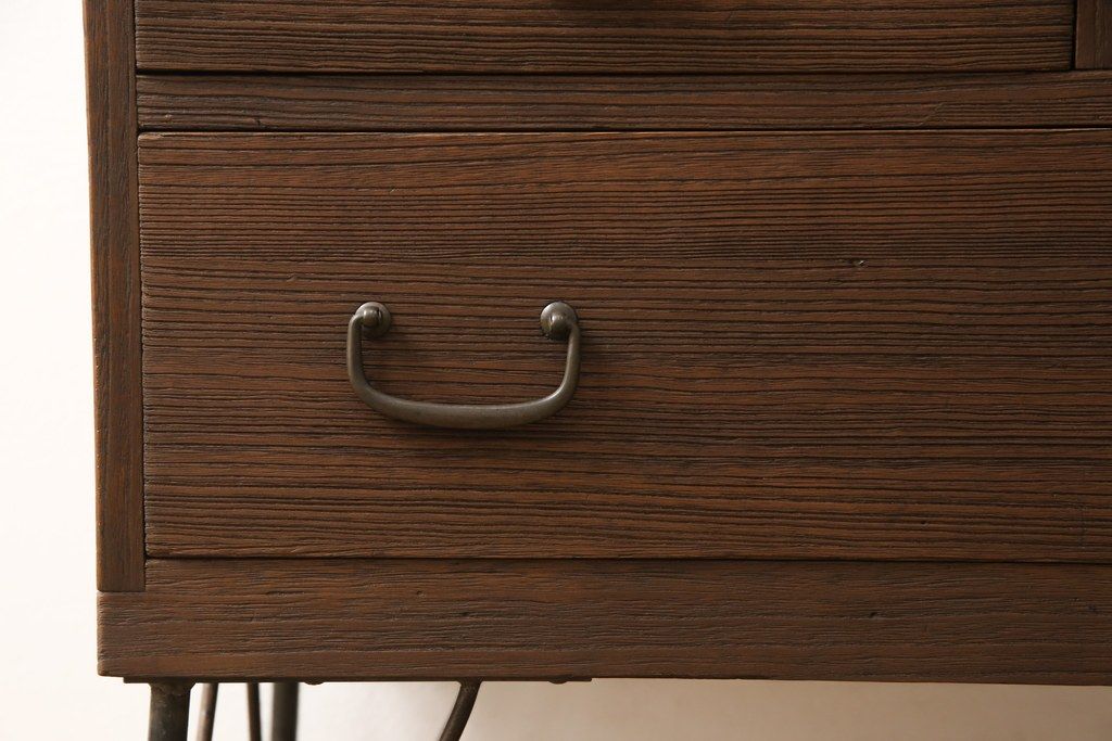 桐箪笥に鉄脚を付け収納棚にリメイク!高品質リペアを施し、クリーニング、着色仕上げ。前面のみ浮造り加工。