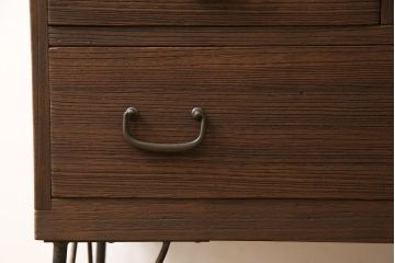 桐箪笥に鉄脚を付け収納棚にリメイク!高品質リペアを施し、クリーニング、着色仕上げ。前面のみ浮造り加工。