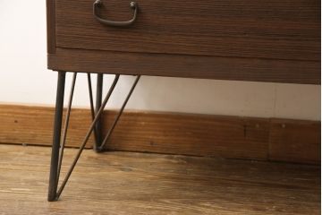 桐箪笥に鉄脚を付け収納棚にリメイク!高品質リペアを施し、クリーニング、着色仕上げ。前面のみ浮造り加工。