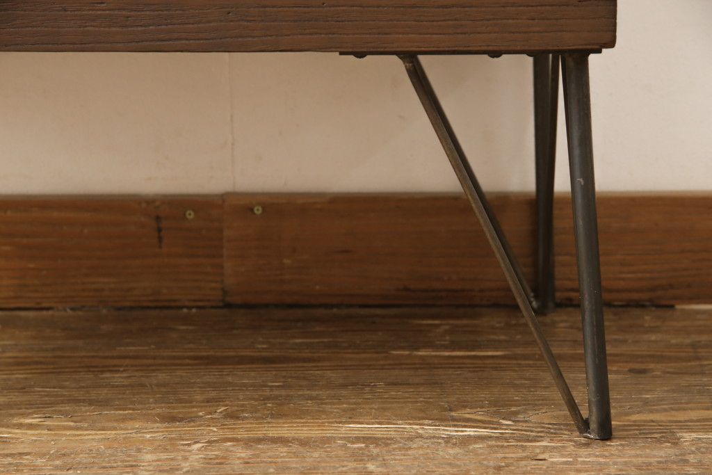 桐箪笥に鉄脚を付け収納棚にリメイク!高品質リペアを施し、クリーニング、着色仕上げ。前面のみ浮造り加工。