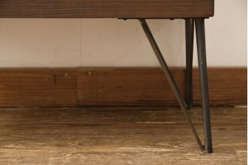 桐箪笥に鉄脚を付け収納棚にリメイク!高品質リペアを施し、クリーニング、着色仕上げ。前面のみ浮造り加工。