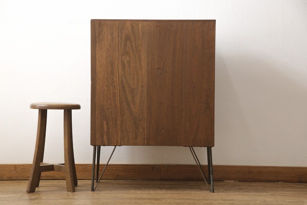 桐箪笥に鉄脚を付け収納棚にリメイク!高品質リペアを施し、クリーニング、着色仕上げ。前面のみ浮造り加工。