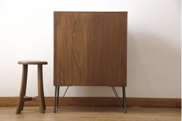 桐箪笥に鉄脚を付け収納棚にリメイク!高品質リペアを施し、クリーニング、着色仕上げ。前面のみ浮造り加工。