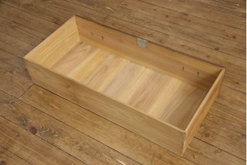 桐箪笥を収納棚にリメイク!1、2段目の引き出しはフラップ式の収納に変更。フラップ式扉にはモールガラスをはめ込み、下部のオープンラックは新規製作。前面のみ浮造り加工。