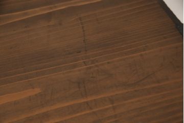 桐箪笥を収納棚にリメイク!1、2段目の引き出しはフラップ式の収納に変更。フラップ式扉にはモールガラスをはめ込み、下部のオープンラックは新規製作。前面のみ浮造り加工。