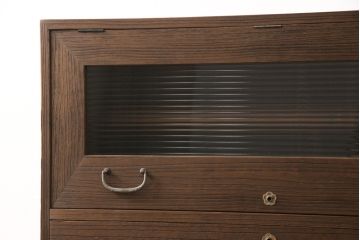 桐箪笥を収納棚にリメイク!1、2段目の引き出しはフラップ式の収納に変更。フラップ式扉にはモールガラスをはめ込み、下部のオープンラックは新規製作。前面のみ浮造り加工。
